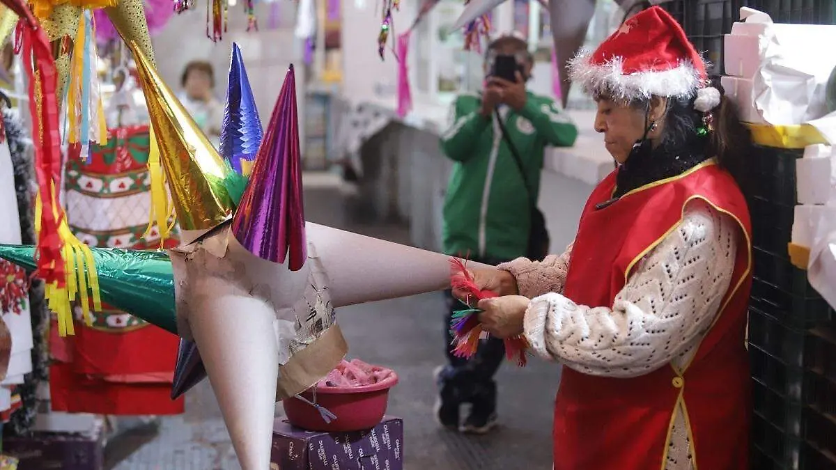 Rosy Ortiz lleva 40 años elaborando piñatas a